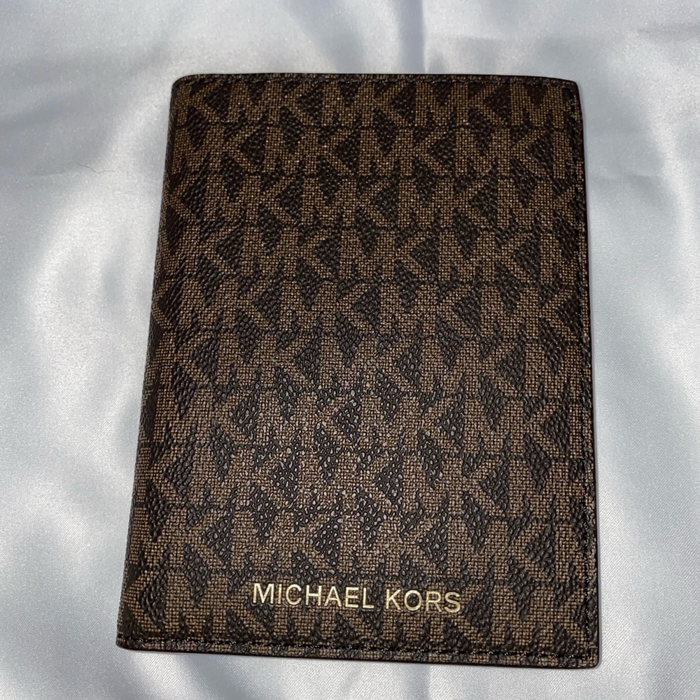 Micheal Kors Passport